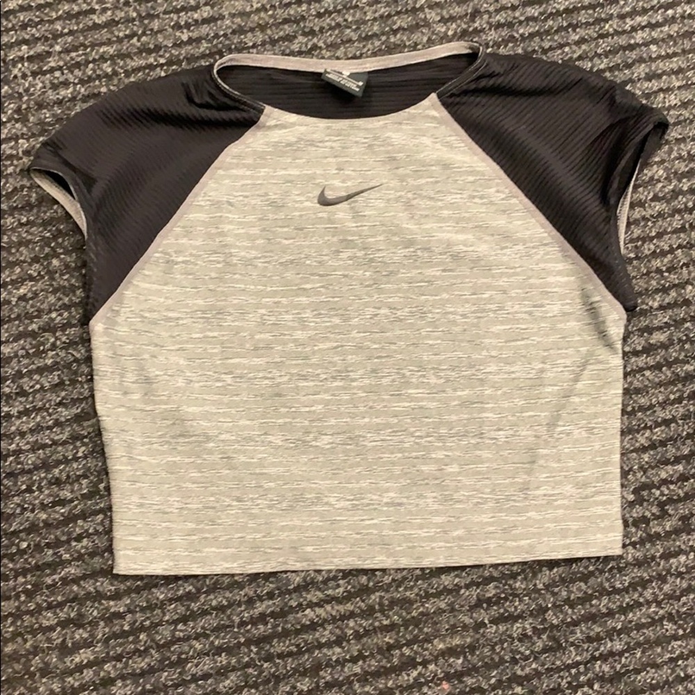 ✨Nike grey & black cropped tee!✨